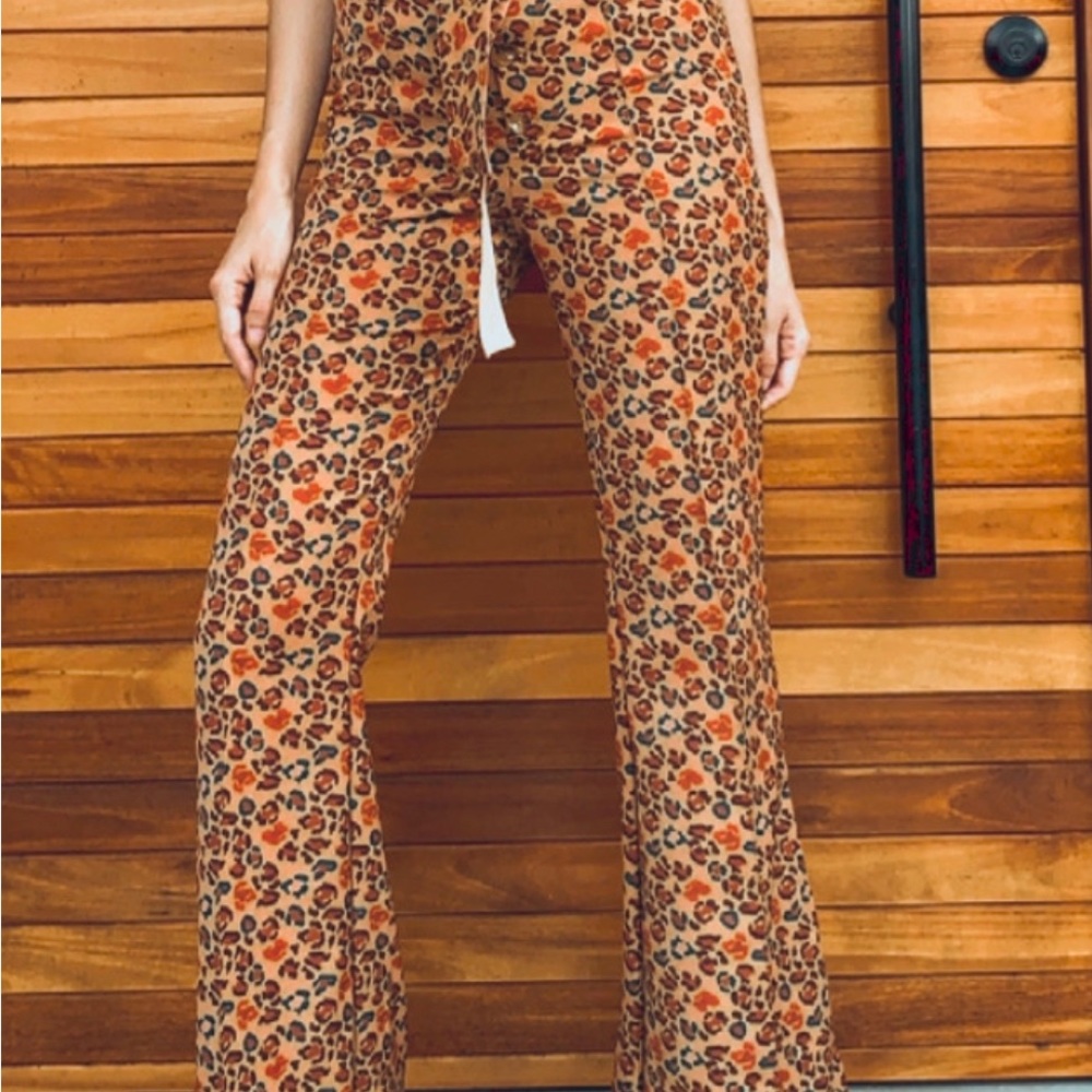 high waisted pants with medium drop bell bottom from Simona brand. animal print